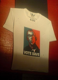 © Robert Rotifer T-Shirt mit Aufschrift Vote Dave im Stil des Obama-Porträts